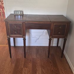 “Vintage Vanity Desk with Mirror – Elegant Antique Style”