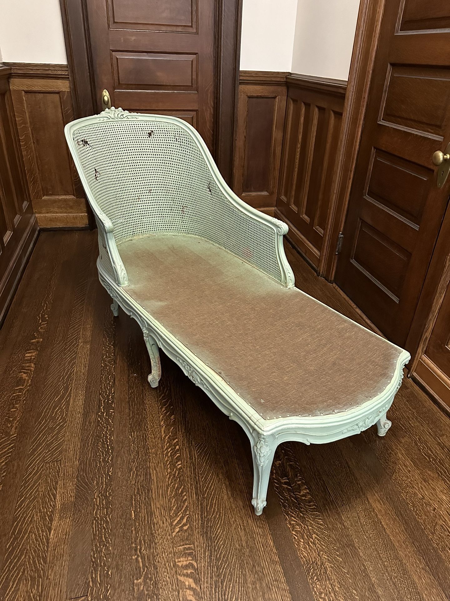Antique Chase Lounge Fainting Sofa