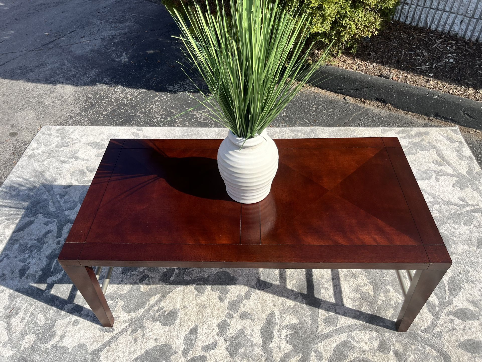 Beautiful Sleek Design Art Van coffee/ sofa table