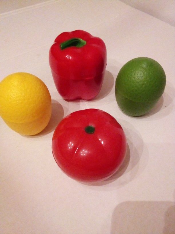 Keep your fruit and veggies longer after slicing these are great. EXCELLENT CONDITION SUPER CLEAN AND CUTE NICE SIZES NEVER BEEN USED. SET INCLUDES RE
