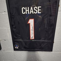 Jamar Chase CERT Autographed JERSEY/case