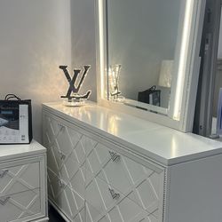 Queen Bed, Dresser, Mirror, And Nightstand 