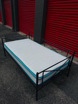DAYBED TWIN SIZE / NO MATTRESS