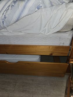 Full W/twin Trindel Bed 