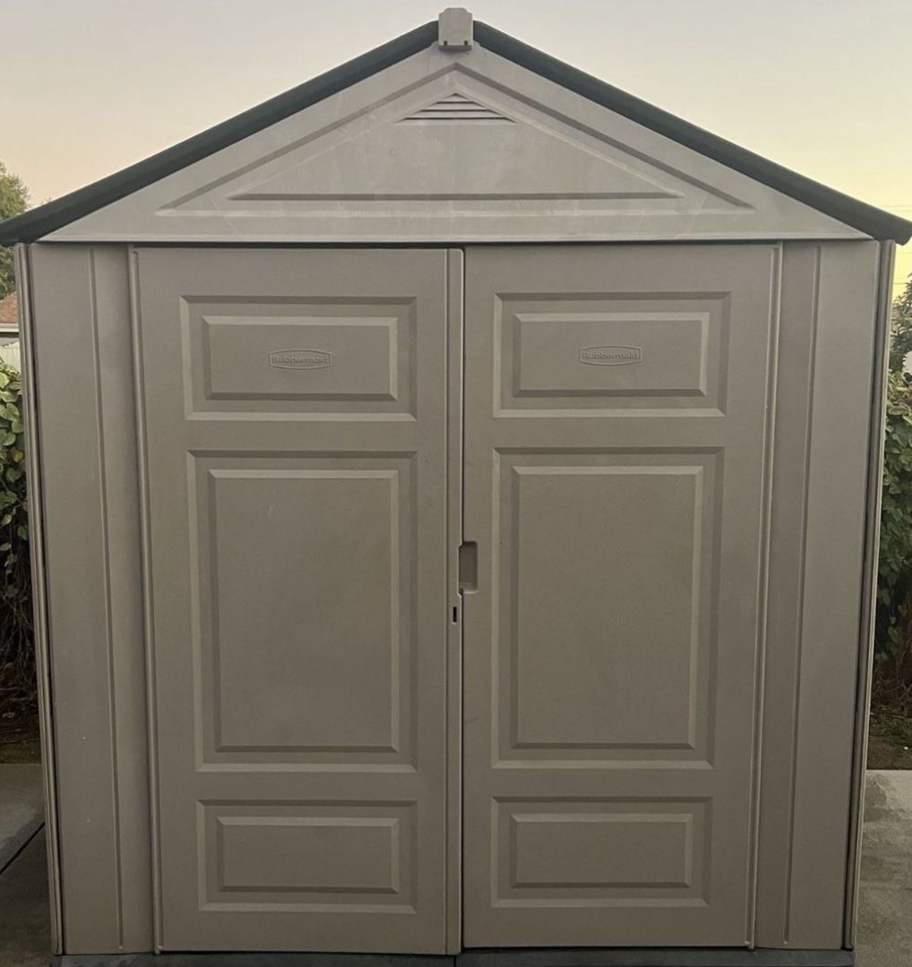 Shed Rubbermaid 7’ X 7’