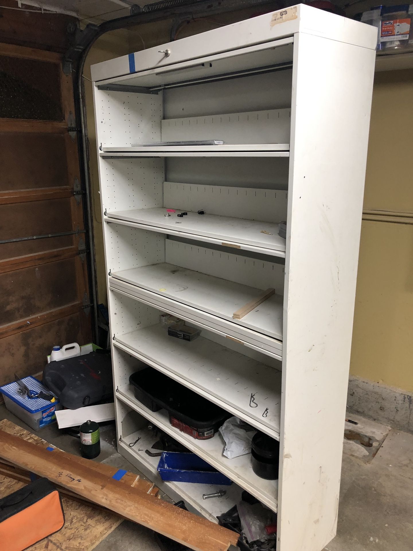 Metal shelving unit