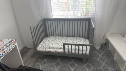 Baby crib/ toddler bed