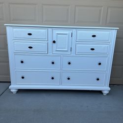 White 8-Drawers 