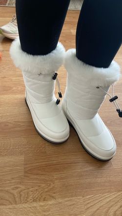 White winter boots. Size 6. Brand new