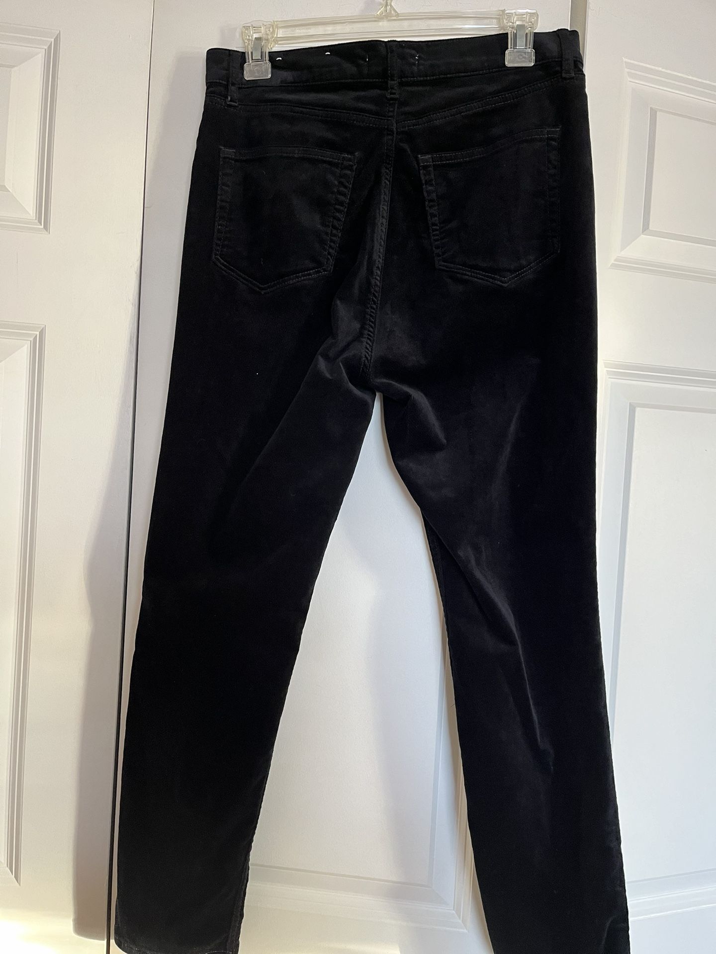 It’s Very Nice Pants For Women’s Made By Loft. The Size Is 10. The Color Is Black.