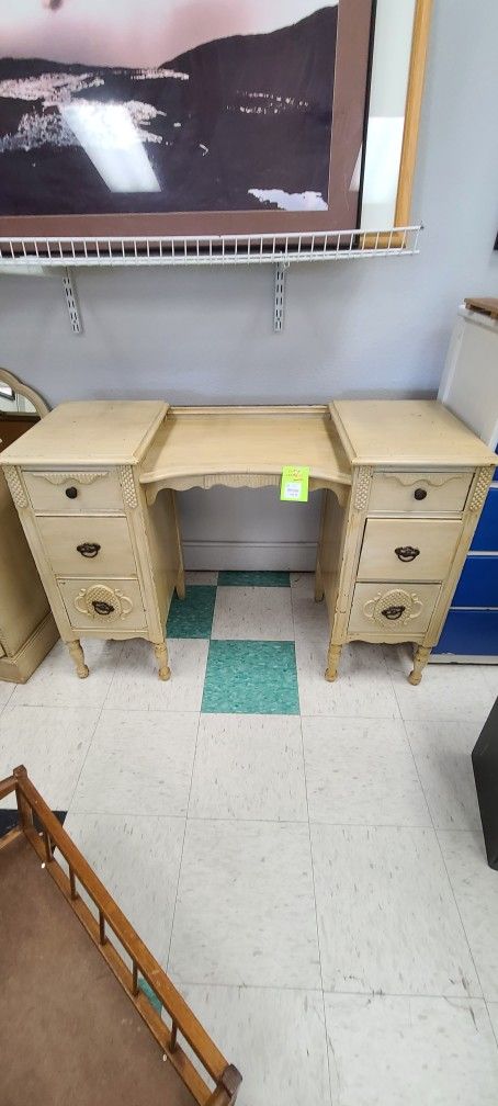 Victorian Style Vanity With Mirror 