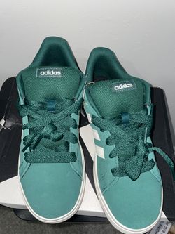 Adidas kids Grand Court 00’s, Size 5/Women’s Size 7