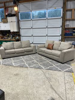 Cozy Sofa & Loveseat Set – Excellent Condition