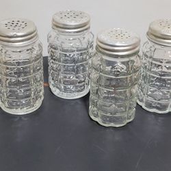 Vintage Salt and Pepper Shakers Clear Glass Aluminum Lid.
set of (4) great Condition See Pics.