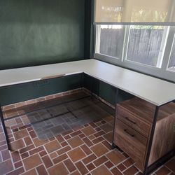 Beautiful  L shaped desk 30 USD
