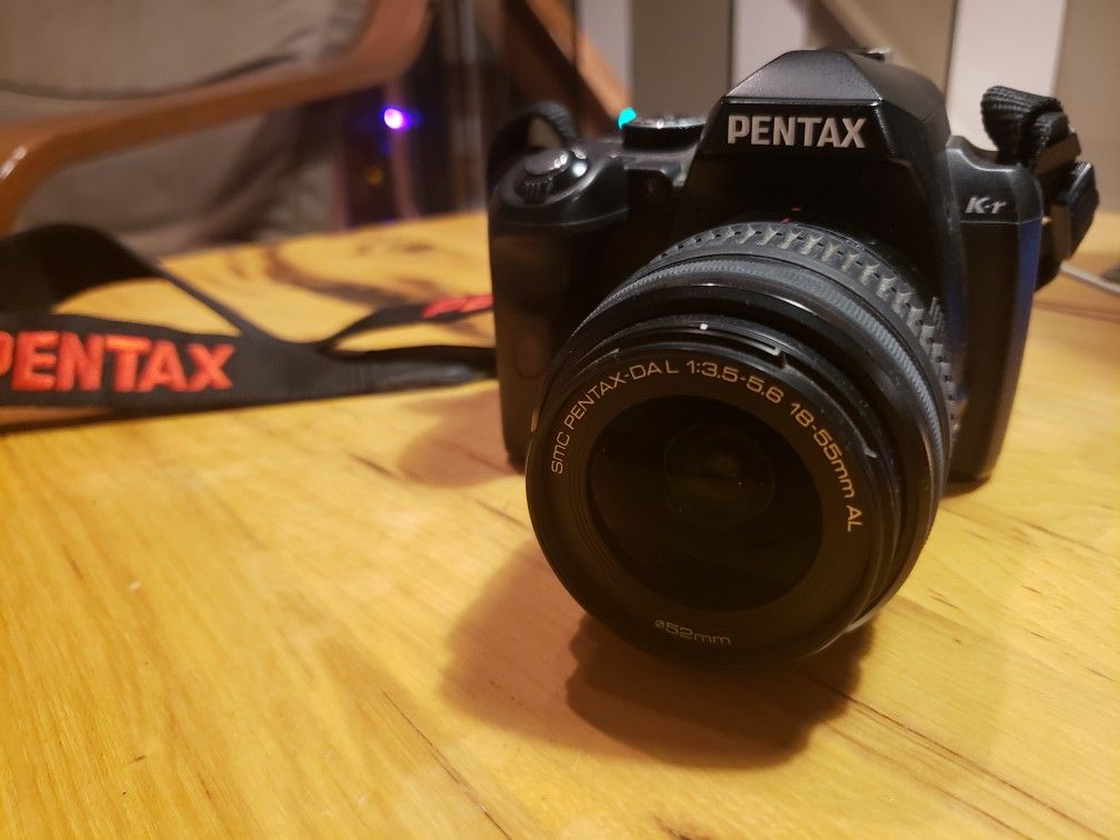 Entry level DSLR camera Pentax K-r black w/ a bag