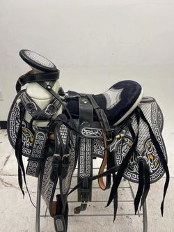 Montura charra bordada
