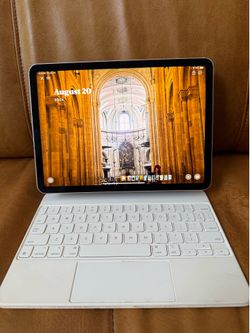 iPad Air 5 (256GB, M1) + Apple Magic Keyboard – Bundle