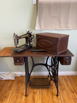 Antique Singer Treadle Manual Mechanical Sewing Machine