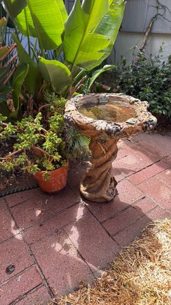 Birdbath Decorative Grapevine Design