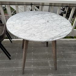 Article dining Table