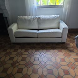 Modern White Sofa – Clean & Cozy