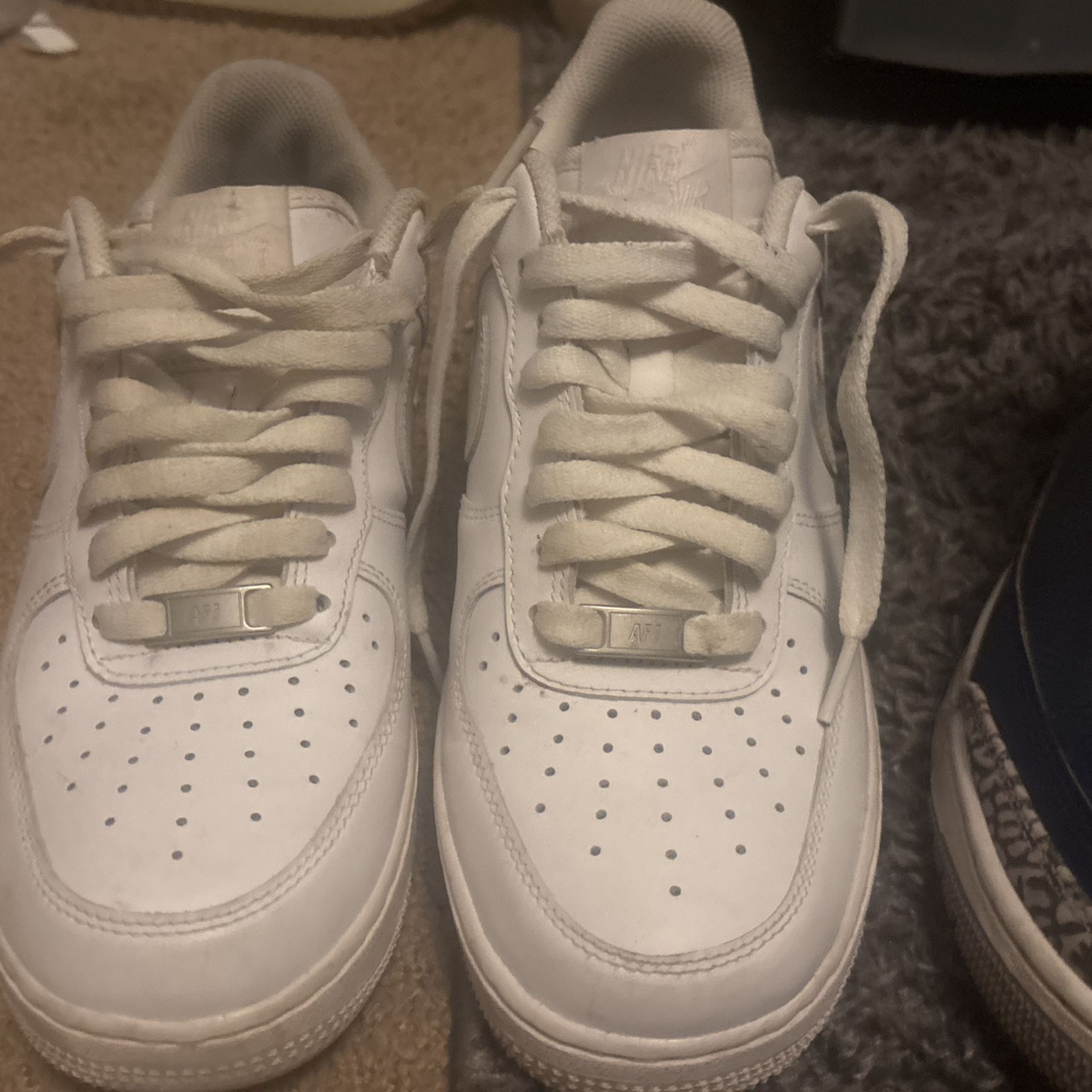 Af1s White $30,Jordan 3’s Navy Blue $60,Champion Red Dunks $90, Supreme Af1 High $100,af1 Black $30