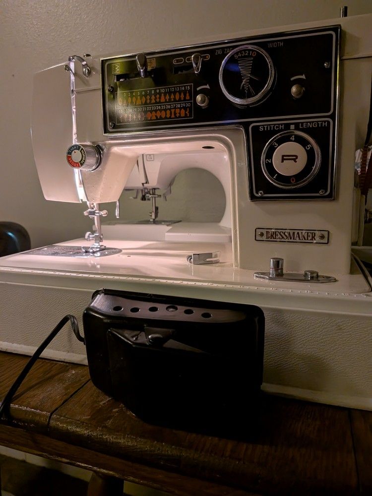 Dressmaker All Steel Sewing Machine With Case And Pedal