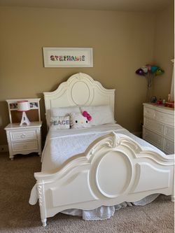 Full bed with dresser and table Juego de cuarto