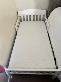 Toddler mattress/crib with frame (Amazing condition)
