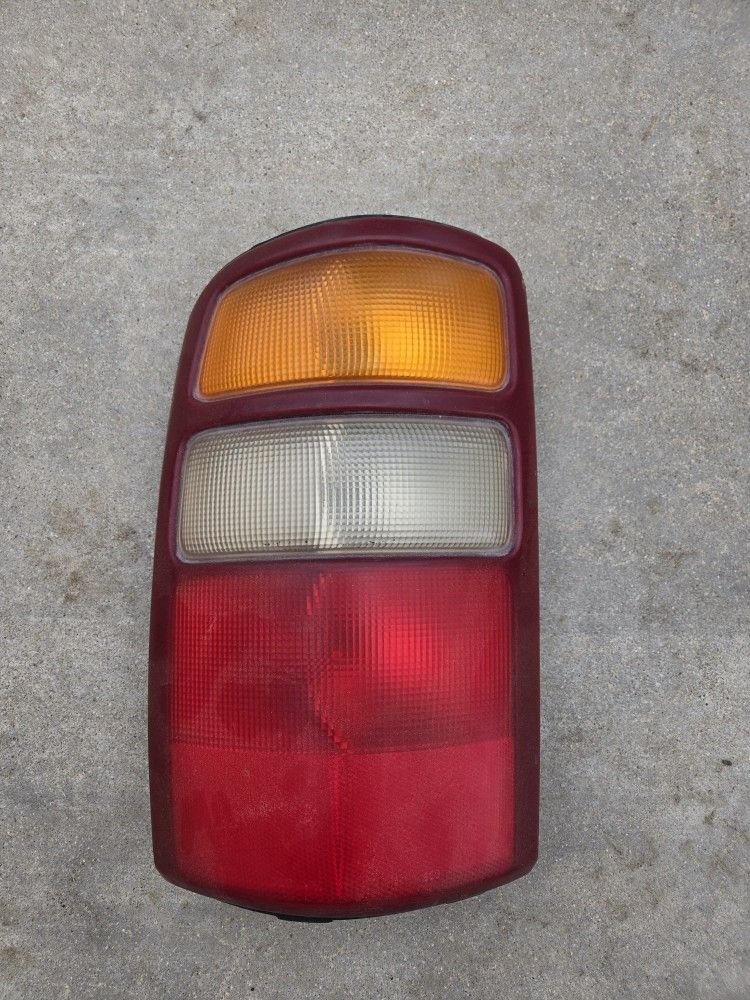 GMC Yukon DENALI Driver Tail Light