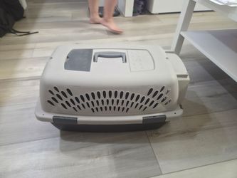 Plastic pet carrier
