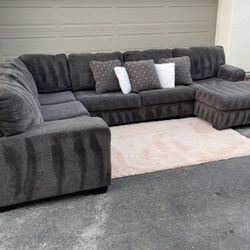 Stunning Dark Gray sectional Couch In Excellent Condition - Free Delivery 🚚 