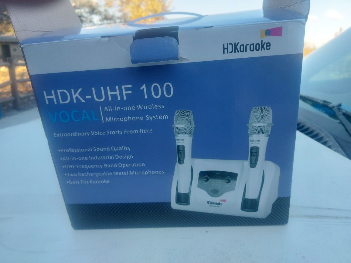 HDK-UHF-100 PROFESSIONAL KARAOKE WIRELESS MICROPHONE https://offerup.com/redirect/?o=U0VULklO BOX $175