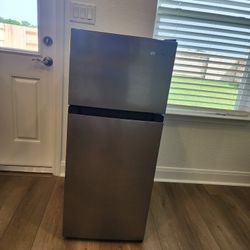 VISSANI 4.5 cu ft 2-Door Mini Fridge 