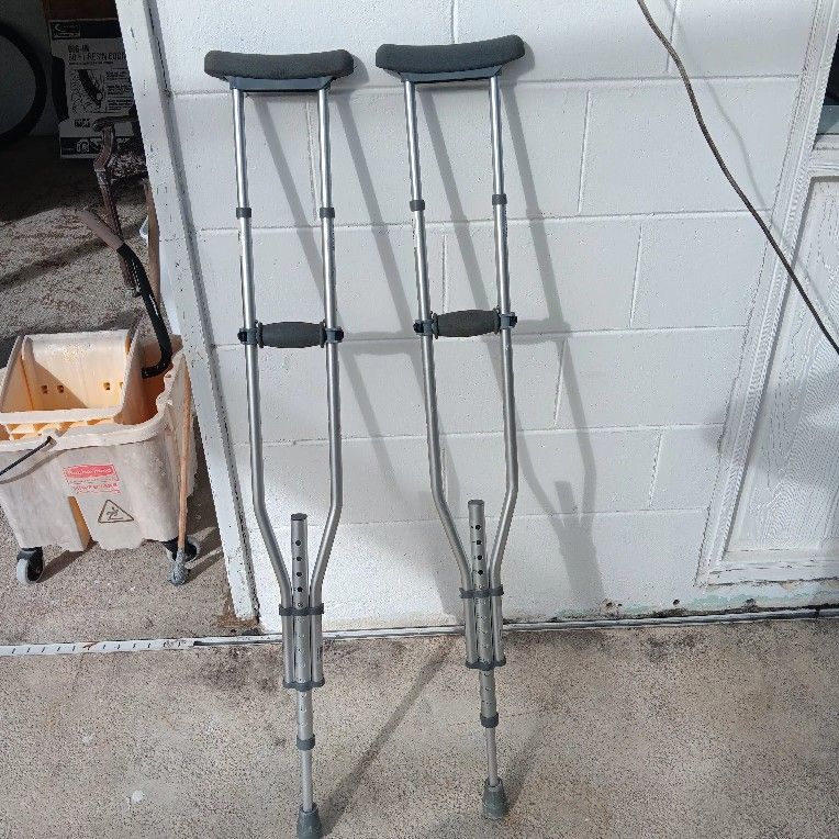 Like New 300 Pound Weight Limit Crutches