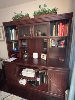 Beautiful Traditional Home Office Desk with Storage Hutch – Great Condition