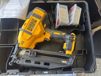 DEWALT 16ga 20v Nailer