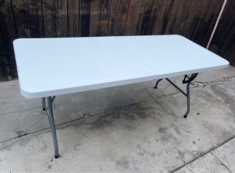 Heavy Duty 6 FEET LONG Hard Plastic Folding Table with Metal Legs (4 TOTAL) with Carrying Handle EXCELLENT CONDITION