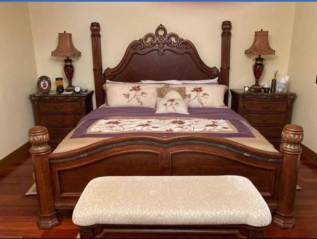 Gorgeous Michael Amini "La Francaise Cognac" Bedroom Set 