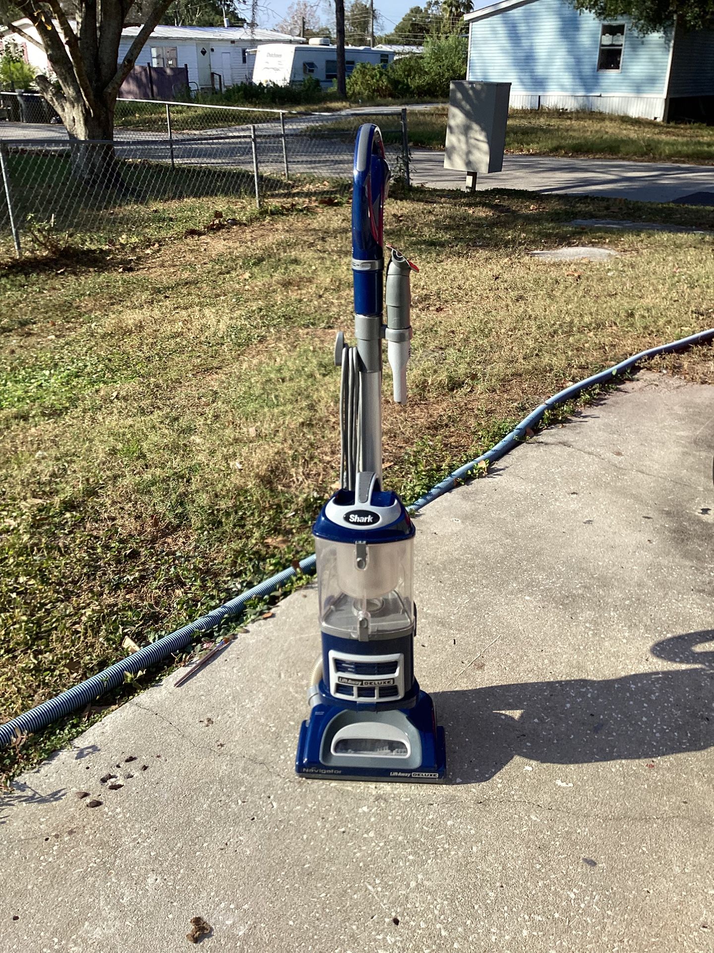 Shark Navigator Deluxe Lift Away Vacuum With 2 Tools