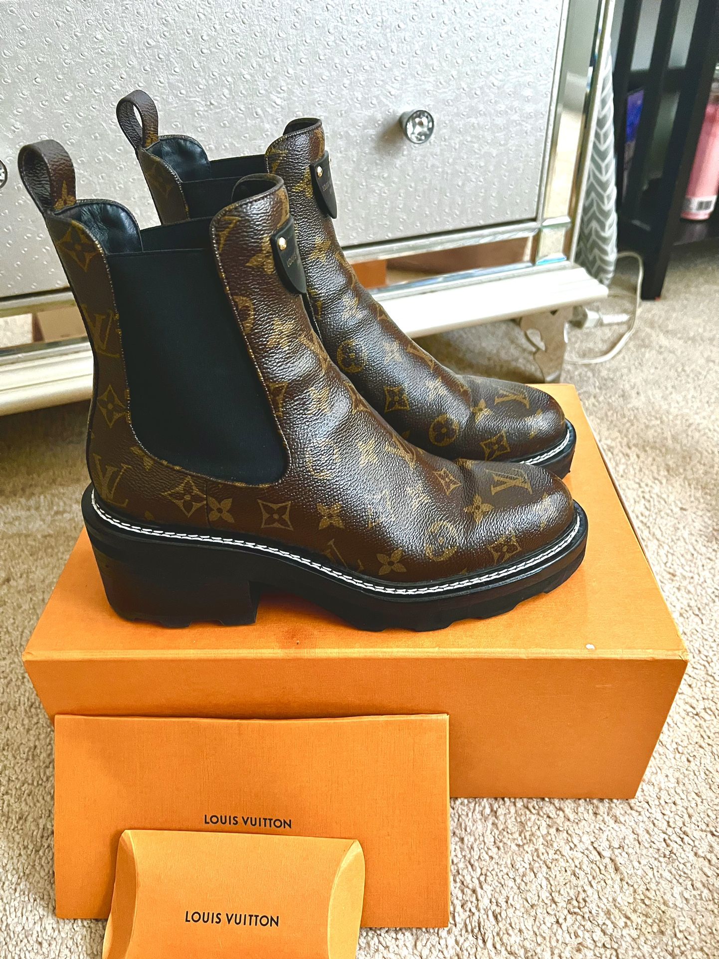 LV BEAUBOURG ANKLE BOOT for Sale in Suwanee, GA - OfferUp