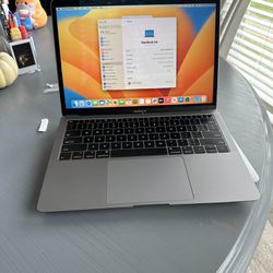 MacBook Air / Late 2018 / i5 / 8gb Ram / 250GB SSD