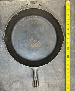 Lodge 10SK 12 Inch Cast Iron Skillet Frying Pan Frypan Helper Handle Double Spout Heavy Duty Round Skillet Size 10 Cookware Made in USA Black L10SK3 T