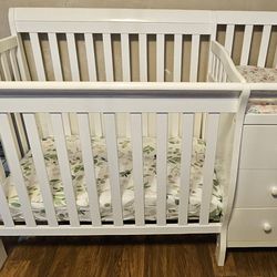 Dream On Me Jayden 4-In-1 Convertible Mini Crib And Changer
