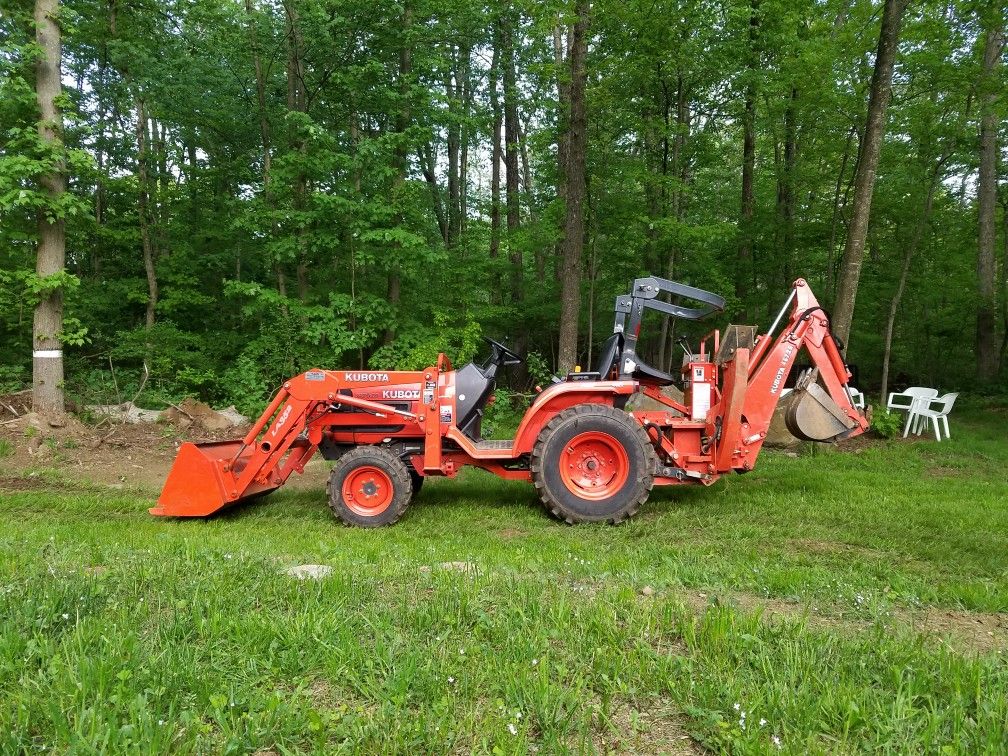 Kubota B7610 / LA352 Bucket / 4672A Backhoe