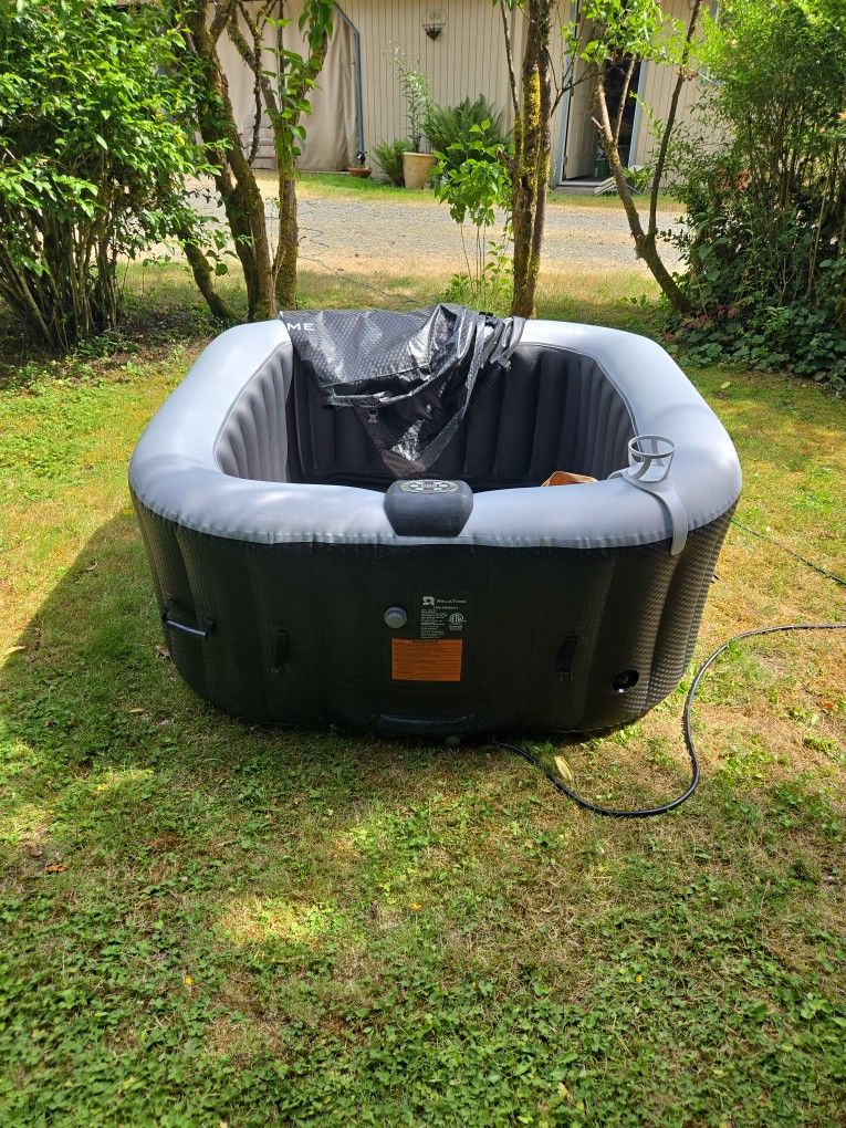 Portable 2-4 Person Hot Tub