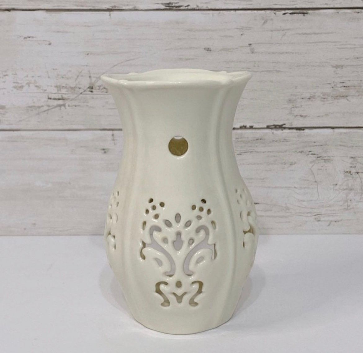 Yankee Candle Cream Lace Porcelain Oil/Wax Warmer PRICE FIRM