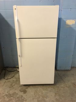 GE 18 Cubic Foot Refrigerator