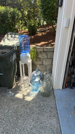 Bottle water containers and water dispenser